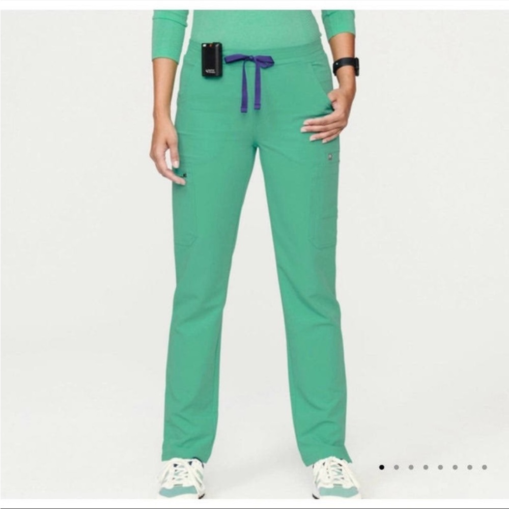 SALE 💚 Figs Yola skinny scrub pants size xs regular. New with tags.